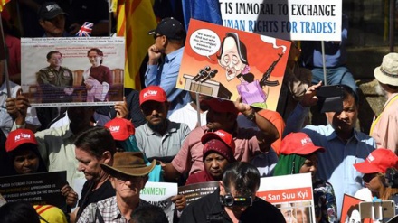 Myanmar's Suu Kyi greeted by protesters in Sydney over Rohingya crisis 