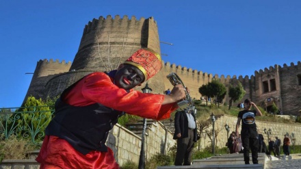Un château historique attire les touristes iraniens et étrangers