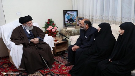 حضور رهبر معظم انقلاب اسلامی در منزل یکی از شهدای ناجا