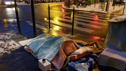 Os deputados franceses dormem na rua em apoio a sem-tetos que enfrentam onda de frio