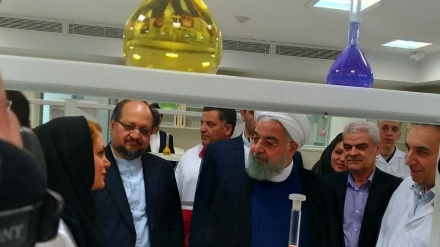 Presidente Rouhani em Teerã inaugura linha de produção farmacêutica