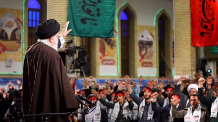 最高指導者、「８年間におよぶ戦争の理由は、イスラム革命の影響に対する大国の恐れ」