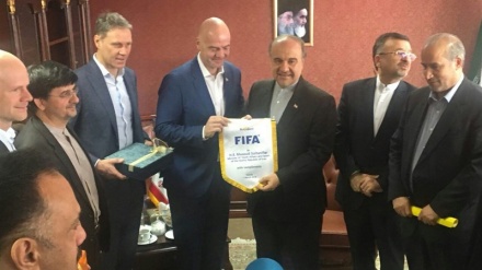 Presidenti i FIFA takohet me ministrin e sportit të Iranit