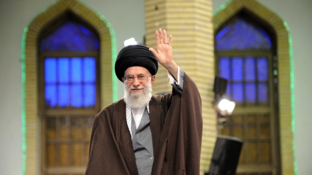 Takimi i familjarëve të shkencëtarëve dëshmorë të Iranit me Liderin suprem të Revolucionit islamik
