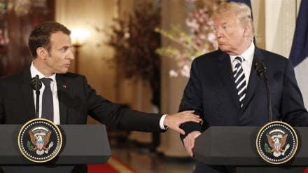 Trump amfanyia istihzai Macron kwa kuzabwa kibao na mkewe hadharani+VIDEO