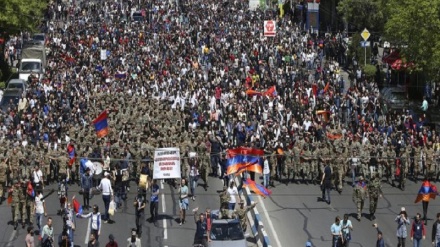 Ереванда намойишларнинг сўнгги куни, ҳарбийлар халқ билан