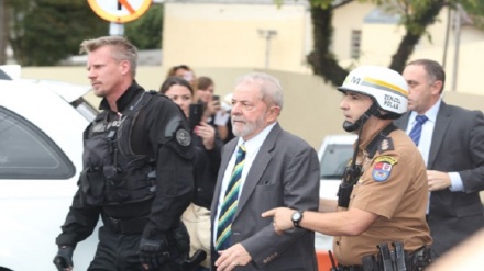Lula aceita prisão e diz que não perdoa Moro, mas que vai cumprir mandado de prisão.