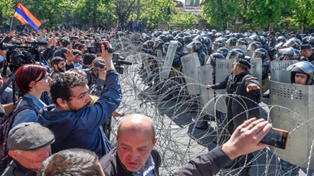 Ermənistanı paytəxt bə polis və mıxalifon dave şohide.