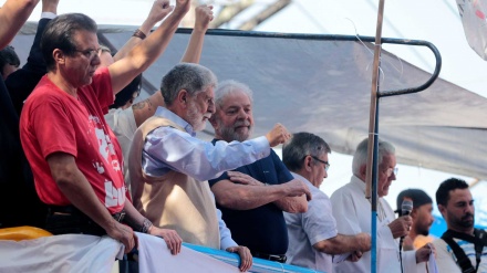 Lula da Silva assume que se vai entregar às autoridades