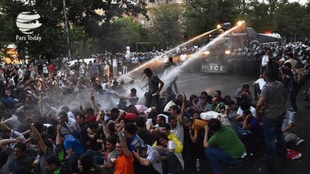 Di Yerevan, Kubu Oposisi dan Polisi Armenia Bentrok