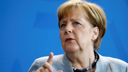 Merkel'den iddia: Nükleer anlaşma tam değil 