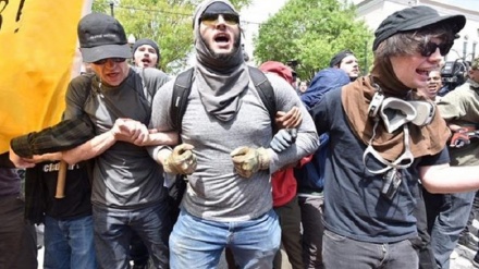 アメリカで、人種差別の抗議者が逮捕