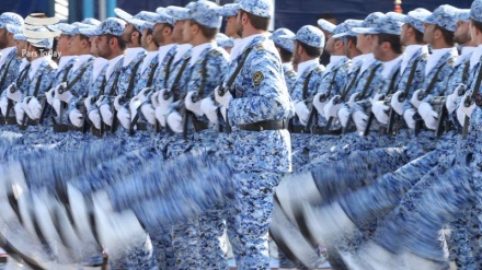 イラン軍の日のパレードで、イラン軍の最新の業績が公開