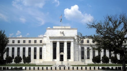 Gobernador del Banco Central de EEUU advierte sobre los impactos inflacionarios de la guerra con Irán