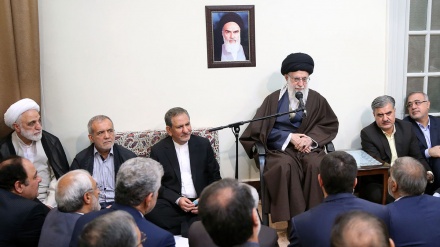 伊斯兰革命领袖强调：负责人必须坚持伊斯兰和伊斯兰共和国的目标