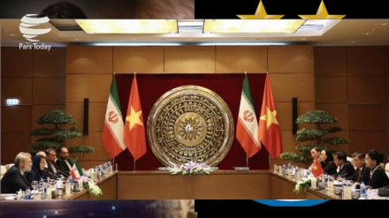 Suriye'de iki hava limanına 9 füze atıldı