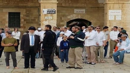 Siyonistler işgal polisi eşliğinde Mescid-i Aksa'ya baskın düzenledi