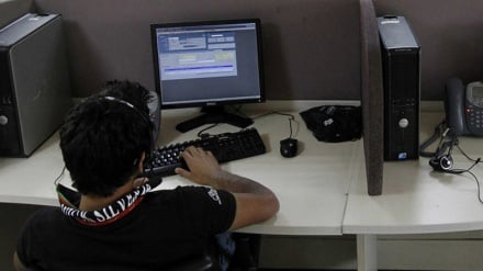 Policia angleze spiunon dhe përgjon telefonatat e njerëzve të thjeshtë