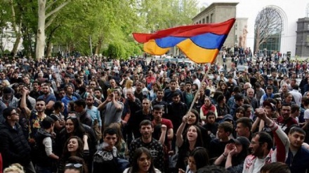  Armenia, 16mila in piazza contro Sarkisian primo ministro
