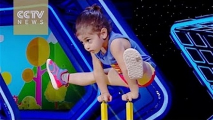 北京の世界びっくり人間コンテストで、イラン人の4歳の少年が最高点を獲得