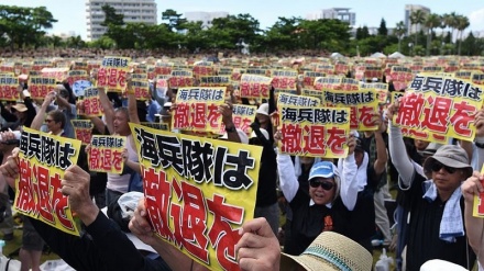 日本で、アメリカ軍の沖縄駐留に抗議するデモ