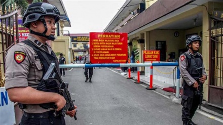 Indonesia police kill 4 sword-wielding assailants, capture another