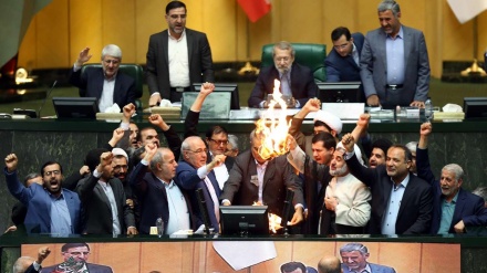 Bandeira dos EUA em chamas dentro do parlamento iraniano depois que Trump romper  acordo nuclear