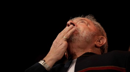Preso, Lula quer de volta benefícios de ex-presidente