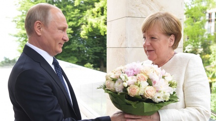 Upaya Merkel dan Putin Lawan Kebijakan AS