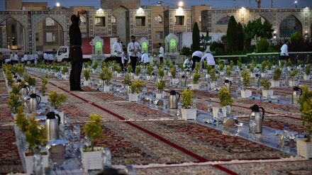 Fastenbrechen am Schrein von Imam Reza (a.s.) in Mashhad 