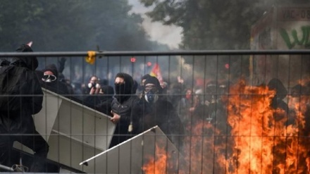 フランス・パリで、メーデーのデモ参加者２００名以上が逮捕