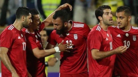 サッカーイラン代表、親善試合でウズベキスタンに勝利