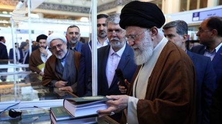 Líder Supremo do Irã visita a feira do livro de Teerã