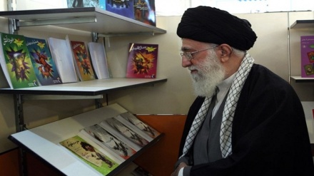  امام‌خامنه‌ای در بازدید از نمایشگاه کتاب: امیدواریم کتاب جایگاه حقیقی خود را در جامعه بیابد