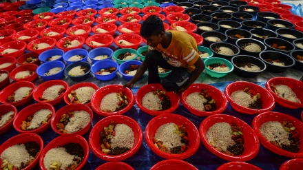 Myslimanët në Bangladesh duke përgatitur iftarin gjatë Ramazanit