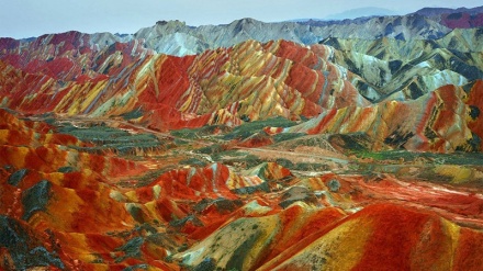 色鮮やかに輝くホルモズ島の土壌