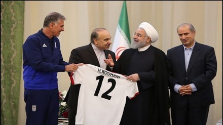 প্রেসিডেন্ট রুহানির সঙ্গে ইরানের জাতীয় ফুটবল দলের সাক্ষাৎ 