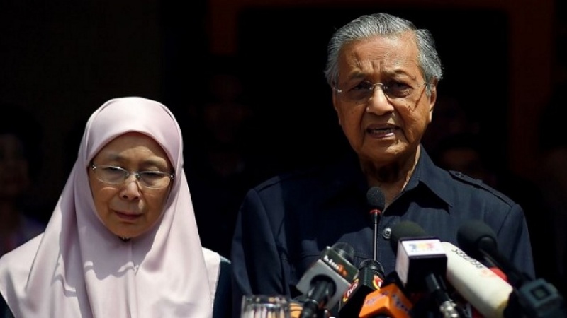 Perdana Menteri Malaysia Mahathir Mohamad dan Wakil PM Wan Azizah.