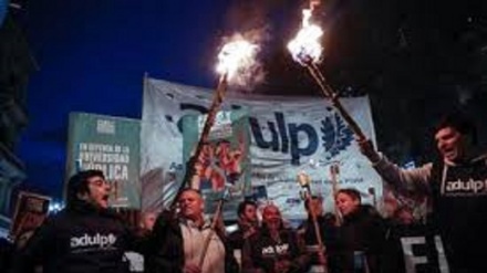 Argentina. Docenti contro governo a Buenos Aires