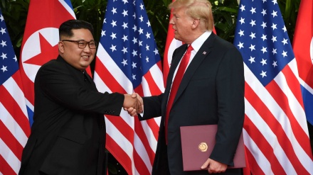 Kim Jong-un e Donald Trump assinam documento 