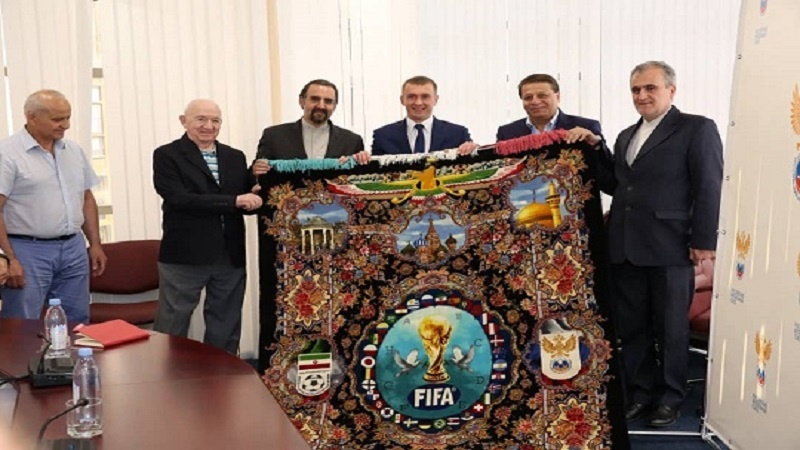 اهدای فرش دستباف فدراسیون فوتبال ایران به روسیه