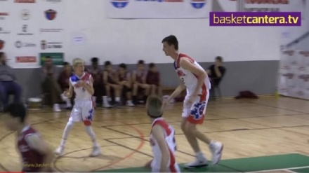 213 см бўйга эга 12 яшар баскетболчи рақибларининг бош оғриғига айланди (видео)