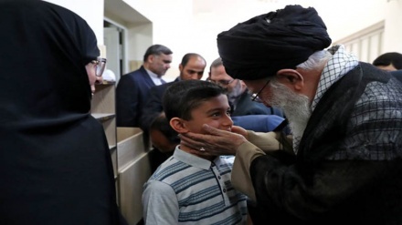 İslam inkılabı rehberi şehit nükleer bilim adamlarının aileleriyle görüştü 