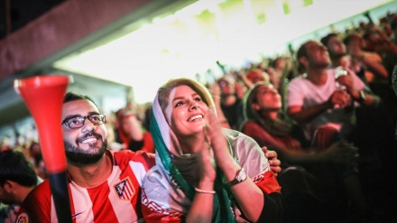 Mulheres e famílias assistem Irã-Portugal no Estádio Azadi