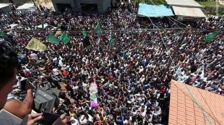 Irkçı İsrail'in şehit ettiği gönüllü hemşire Rezzan en-Neccar son yolculuğuna uğurlandı