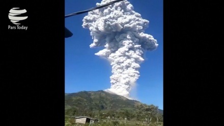 Indonesia, l'eruzione del volcano Anak Krakatau