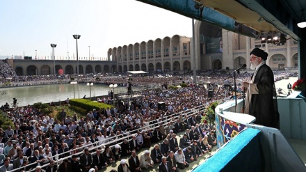 イランで行われた断食明けの祝祭の盛大な礼拝の映像