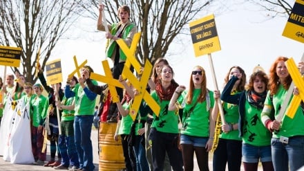 ドイツ国民が、国内からのアメリカの核兵器の撤去を要求