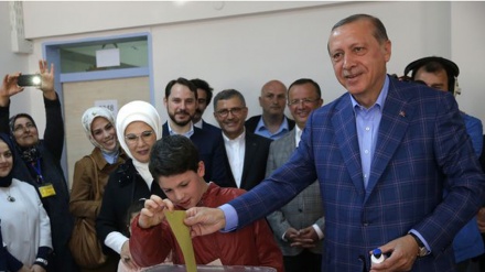Erdogan lidera com quase 60% dos votos apurados na Turquia