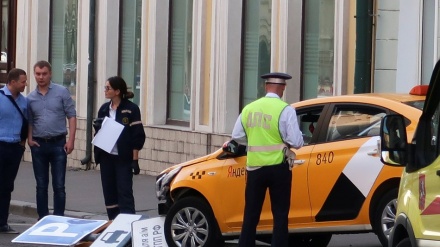 莫斯科发生出租车冲撞路人事件